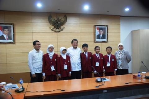 SANG JUARA. Siswa SD Unggulan Al-Ya'lu bersama Menteri Kominfo RI Bapak Rudiantara didampingi kepala sekolah Ibu Dr. Tutik Arindah, M.Si