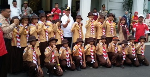 SEMANGAT JUARA - Regu Pramuka putra dan putri SD Unggulan Al-Yalu bersama Walikota Malang H. Moch. Anton saat Pelepasan ke ISC Province Championship 2016