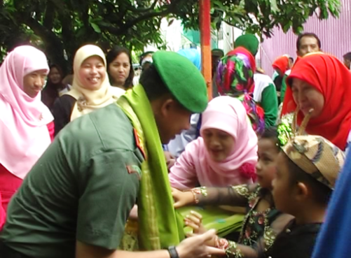 Bapak Komandan Kodim 0833 Kota Malang, Letkol Arm Arya Yudha Setiawan SIP juga menerima pengalungan sorban dari peserta didik Al Ya'lu
