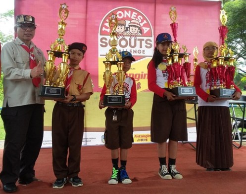 Pemimpin regu Pramuka putra SD Unggulan AL-YA'LU (kedua dari kiri) dan pinru putri (paling kanan) menerima trofi juara ISC gelombang I regional Kota Malang dari Wakil Ketua Kwarda Jatim Kak Hariadi Purwanto