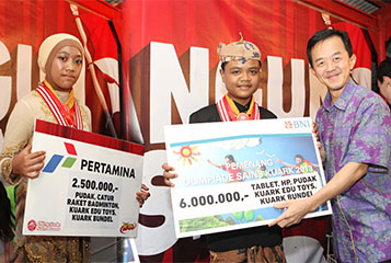 JAWARA. Dua siswa SD Al-Ya'lu, Adi Ismail Nagara dan Syahidah Charisa Nabila menerima hadiah sebagai juara olimpiade sains Kuark tingkat nasional