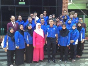 Rombongan lawatan berpose bersama kepala TK Al-Ya'lu dan guru Al-Ya’lu