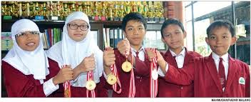 SANG JUARA: Lima siswa SD Al Ya’lu meraih prestasi nasional mengalahkan 5 ribu sekolah se-Indonesia. 