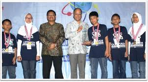 Sang Juara Olimpiade Online menerima trofi dari Prof. Ing. Ilham Habibie, Ph.D. 