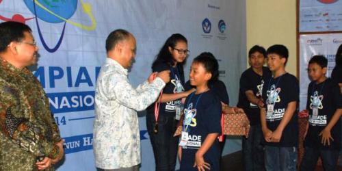 SANG JUARA. Siswa SD Unggulan Al-Ya'lu menerima pengalungan medali juara Olimpiade Online Nasional dari Prof. Ing. Ilham Habibie, Ph.D