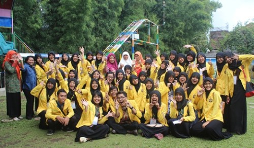 Mahasiswa PG PAUD UNNES di playground TK Unggulan AL-YALU Malang