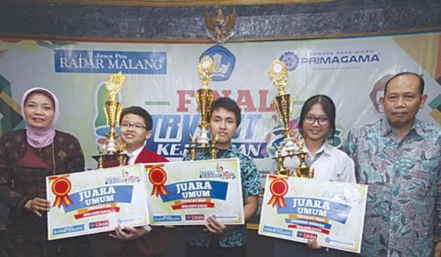Muh. Shabri Putra Wibowo, Siswa SD Ungulan AL-YA'LU (kedua dari kiri) diapit Kabid Dikmen Kab. Malang dan Kabid Dikdas Kota Malang membawa Piala dan Piagam Juara Umum Try Out Kejujuran SD/MI se-Malang Raya. (foto RadarMalang)