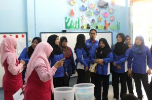 Saat berinteraksi dengan para guru TK Unggulan Al-Ya’lu