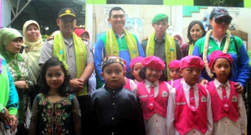 apak Walikota Malang Moch. Anton dan Ibu Hj. Dewi Farida Suryani, Letkol Arm Arya Yudha Setiawan Dandim 0833 Kota Malang beserta ibu, Kapolsekta Blimbing Kompol Budi Setiono, Dra. Zubaidah, MM Kepala Dinas Pendidikan Kota Malang bersama anak-anak TK Unggulan Al-Ya’lu