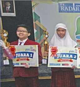 SENYUM LEGA. Abi dan Nabila, masing-masing sebagai Juara 1 dan Juara 2 Try Out Kejujuran SD/MI Kota Malang 2016