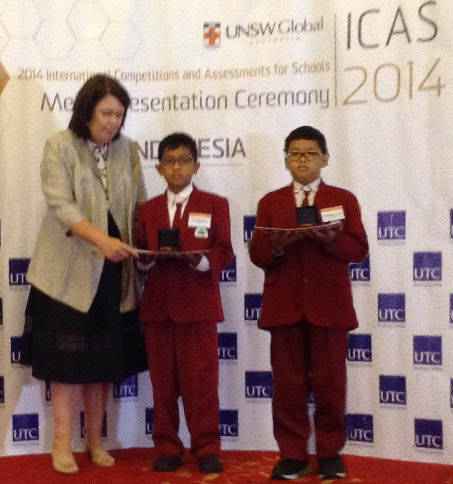 GOLD MEDAL – Bagas Adicita Rabbani dan Muh. Shabri Putra Wibowo menerima medali emas kompetisi ICAS 2014 dari Chancellor University of New South Wales, Australia
