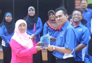 SAHABAT: Kepala TK Unggulan Al-Ya’lu menerima cinderamata dari Bapak Mohd Adnan bin Md Daud, Pengarah Jabatan Kemajuan Masyarakat Negeri Selangor Malaysia
