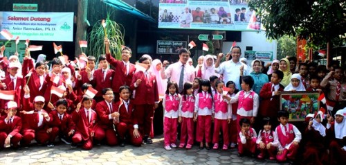 Mendikbud Prof. Anies Baswedan, Ph.D. bersama para siswa dan guru Sekolah Unggulan Al-Ya'lu