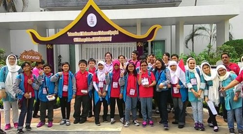 SAHABAT: Pravieta membawa bendera merah putih berfoto bersama teman-temannya tim Indonesia dan manca negara