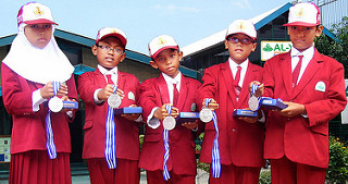 PARA JAWARA. Kelima siswa ini meraih medali silver kompetisi sains dan matematika ICAS