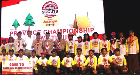 NATIONAL CHAMPIONSHIP - Pinru Pramuka Putra Al-Ya'lu (duduk kedua dari kanan) dan Pinru Putri Al-Ya'lu (berdiri paling kanan) bersama Ketua dan Wakil Ketua Kwarda Jatim dan para Pinru yang lolos ke ISC tingkat nasional 2016