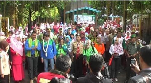 MERIAH. Penyambutan kunjungan bapak walikota Malang oleh ratusan siswa, guru dan masyarakat umum turut diliput media nasional