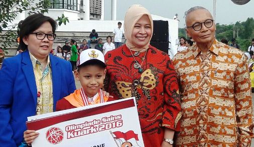 Bara Maqiyya Madani menerima penyerahan hadiah sebagai absolut winner didampingi oleh Bapak Mantan Menteri Pendidikan dan Kebudayaan Prof. Ing. Wardiman Djojonegoro (paling kanan)