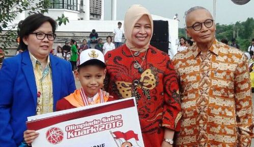 Bara Maqiyya Madani menerima penyerahan hadiah sebagai absolut winner didampingi oleh Bapak Mantan Menteri Pendidikan dan Kebudayaan Prof. Ing. Wardiman Djojonegoro (paling kanan)