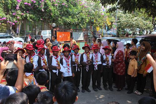 MERIAH. Kedatangan Pramuka AL-YA'LU disambut meriah oleh siswa, guru dan wali siswa.