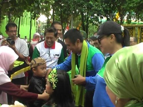 Walikota Malang Abah Anton menerima pengalungan sorban dari anak TK Unggulan Al-Ya’lu