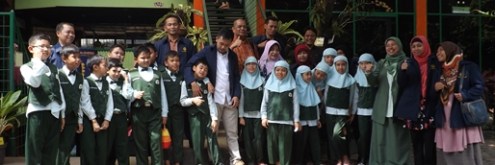 Mahasiswa Program S3 bersama para peserta didik SD Unggulan AL-YA'LU