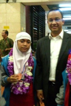 SAMBUTAN ISTIMEWA: Pravieta mendapatkan kalungan bunga dari Bapak Mendikbud Prof. Anies Baswedan, Ph.D di Bandara Soekarno-Hatta