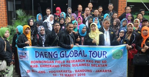 STUDI BANDING. Peserta kunjungan studi banding dari KKG PAI Kabupaten Enrekang, Sulawesi Selatan berfoto bersama Kepala SD Unggulan AL-YALU