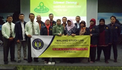 Mahasiswa Program Doktor Universitas Negeri Yogyakarta (UNY) bersama Kepala Sekolah dan wakilnya di Auditorium Sekolah Unggulan AL-YA'LU Malang 