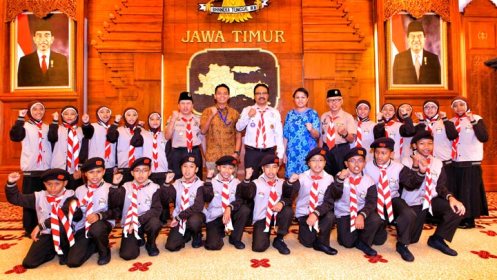 DUTA BANGSA: Pemenang East Java Scouts Challenge 2K15 dari SD Unggulan Al-Ya’lu Malang dan dan tim putri Lumajang berfoto bersama Bapak Saifullah Yusuf Wagub Jatim (tengah) yang diapit Wapemred Jawa Pos Nanang Prianto serta GM PT DBL Indonesia Masany Audri di Gedung Negara Grahadi tadi malam. (Foto: Dipta Wahyu/ Jawa Pos) 