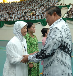 Ibu Endang Supadminingsih, SP., MP., Kepala TK Unggulan Al-Yalu sebagai Kepala TK Teladan 1 Nasional menerima Satya Lencana Pendidikan dari Bapak Presiden RI