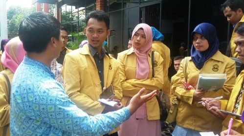 Mahasiswa S2 Unnes mendapatkan penjelasan dari Bapak Purnomosidi, M.Si, guru Sekolah Unggulan Al-Ya'lu saat di halaman sekolah.