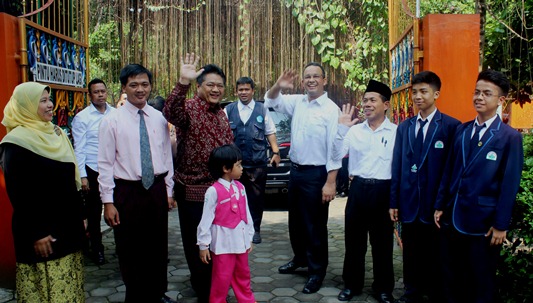 Mendikbud Prof. Anies Rasyid Baswedan, Ph.D. bersama Wakil Ketua Komisi X DPR RI Ir. H. Ridwan Hisjam, Ketua Perkumpulan Pengelola Pendidikan Manunggal Bangsa Drs. Sukirman, MT, Kepala SD Unggulan Al-Ya'lu, guru dan siswa SMP Unggulan Al-Ya'lu di gerbang sekolah