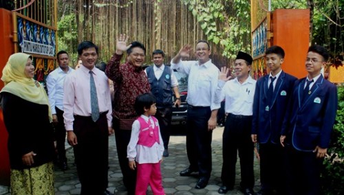 Mendikbud Prof. Anies Rasyid Baswedan, Ph.D. bersama Wakil Ketua Komisi X DPR RI Ir. H. Ridwan Hisjam, Ketua Perkumpulan Pengelola Pendidikan Manunggal Bangsa Drs. Sukirman, MT, Kepala SD Unggulan Al-Ya'lu, guru dan siswa SMP Unggulan Al-Ya'lu di gerbang sekolah