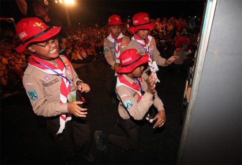 BUKA BRANKAS : Regu Pramuka SD Unggulan Al-Ya’lu Malang saat menyelesaikan tantangan terakhir di Final EJSC 2K15. Mereka berhasil menyelesaikan semua soal dan membuka brankas, dan memenangkan hadiah ke Amerika. (Foto: Dipta Wahyu/ Jawa Pos) 