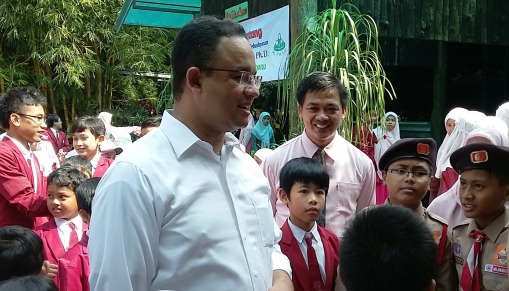 Bapak Mendikbud menyapa anak-anak Pramuka Juara EJSC 2015 yang pernah berkemah di Amerika, saat di halaman Sekolah Unggulan Al-Ya'lu
